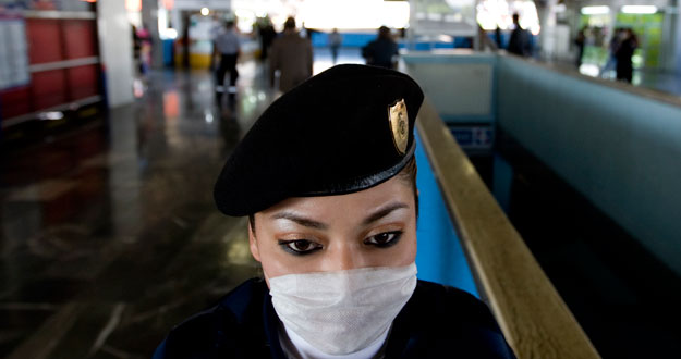 Una polic&iacute;a lleva una mascarilla en el metro de Ciudad de M&eacute;xico.