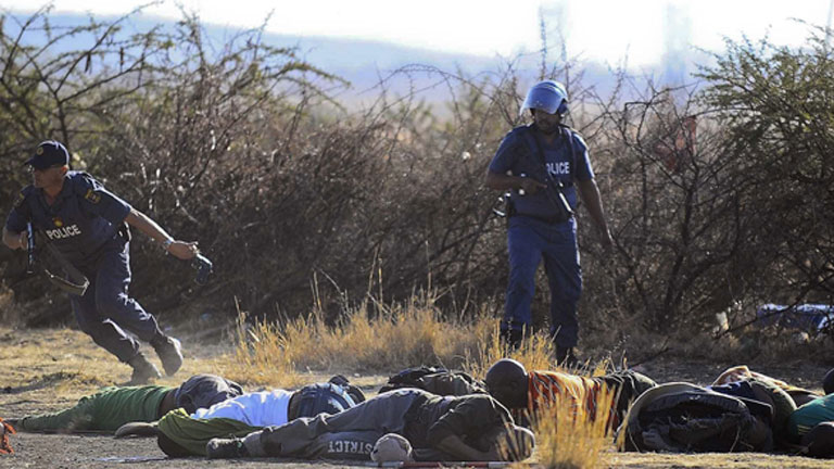 La policía abre fuego contra mineros en Sudáfrica