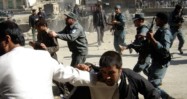 La polic&iacute;a afgana dispersa a los manifestantes en Kabul.