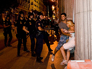 Ver v&iacute;deo  'La polic&iacute;a agrede a un fot&oacute;grafo que presenci&oacute; como pegaban a una chica'