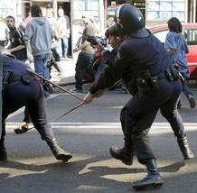 Un polic&iacute;a, agredido durante los incidentes