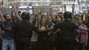 La Policía bloquea en la calle de Alcalá a un grupo de 'indignados' La Policía bloquea en la calle de Alcalá a un grupo de 'indignados'