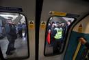 LA POLIC&Iacute;A CACHEA A LOS PASAJEROS EN LA ESTACI&Oacute;N DE FERROCARRILES CANNING TOWN EN LONDRES