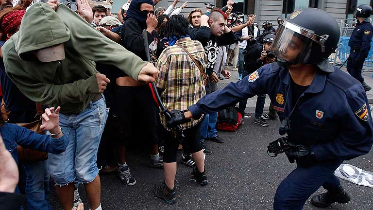 La Policía carga contra manifestantes del 25S
