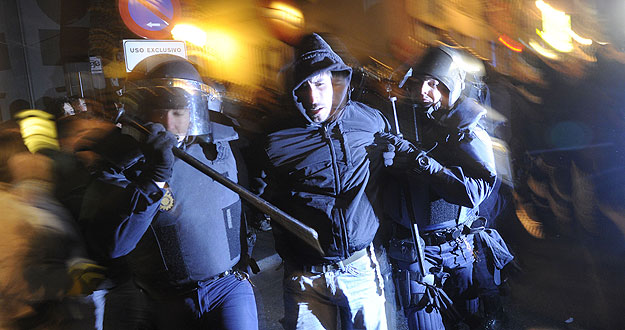 La policía carga en Madrid contra manifestantes que protestan contra la reforma laboral La policía carga en Madrid contra manifestantes que protestan contra la reforma laboral