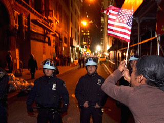 Ver v&iacute;deo  'La Polic&iacute;a desaloja el campamento de Occupy Wall Street'