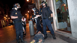 Ver v&iacute;deo  'La Polic&iacute;a desaloja a los "indignados" de Sol'