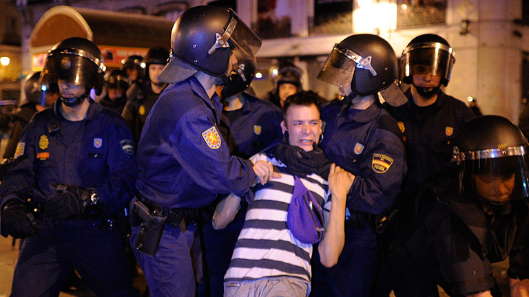 La Polic&iacute;a desaloja a los "indignados" de Sol