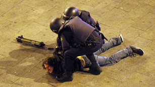 Ver v&iacute;deo  'La polic&iacute;a desaolja por tercera vez consecutiva la Puerta del Sol'