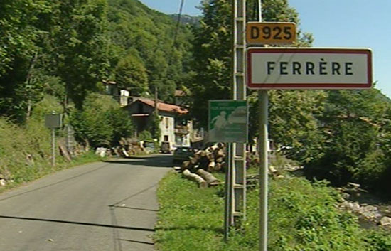 Ver v&iacute;deo  'La polic&iacute;a ha descubierto un zulo con 100 kilos de explosivo en Ferrieres, Francia'