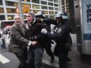 La polic&iacute;a detiene a un manifestante pese a la fuerte oposici&oacute;n