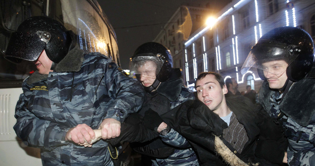 La policía detiene a uno de los participantes en la protesta de Moscú
