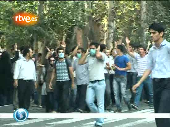 La Polic�a disuelve con gases y disparos la primera manifestaci�n tras la confirmaci�n de Ahmadineyad