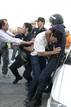 Agentes de la Unidad de Intervenci&oacute;n Policial (UIP) del Cuerpo Nacional de Polic&iacute;a han intervenido esta ma&ntilde;ana para permitir el tr&aacute;nsito de camiones en la empresa de hidrocarburos CLH del puerto de Motril (Granada), donde se concentraron piquetes de