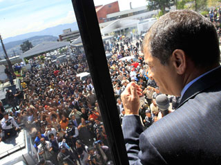 Ver v&iacute;deo  'La Polic&iacute;a de Ecuador protesta por la eliminaci&oacute;n de incentivos y bonificaciones'