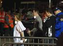 La Polic&iacute;a escolta a una activista en el parque Zuccotti. Durante dos meses, los indignados han acampado en protesta por el sistema econ&oacute;mico