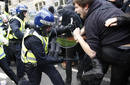 La polic&iacute;a golpea con sus porras a los manifestantes cerca del Banco de Inglaterra en Londres.