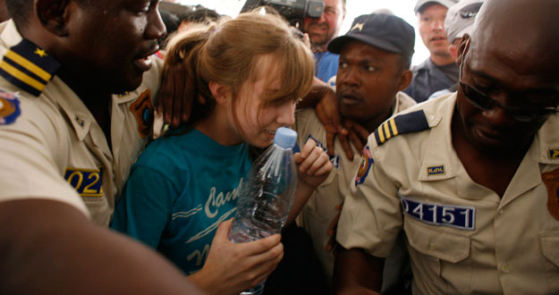 La policía haitiana escolta a uno de los misioneros estadounidenses acusados de secuestro de niños en Haití. La policía haitiana escolta a uno de los misioneros estadounidenses acusados de secuestro de niños en Haití.