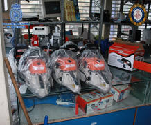 La Polic&iacute;a incauta 200.000 falsificaciones en una operaci&oacute;n en Espa&ntilde;a y Portugal