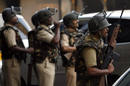La polic&iacute;a india toma posiciones fuera del Nariman Bhavan, donde al parecer hay terroristas escondidos