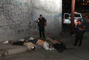 La polic&iacute;a inspecciona la zona donde aparecieron tres cuerpos