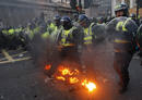 La polic&iacute;a intenta evitar el fuego en la manifestaci&oacute;n contra el G-20