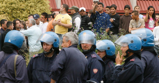La policía napolitana protege los campamentos gitanos de Nápoles La policía napolitana protege los campamentos gitanos de Nápoles