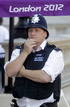 Un polic&iacute;a presta guardia al paso de la antorcha ol&iacute;mpica en el centro de Londres (Reino Unido).
