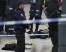 La polic&iacute;a permanece junto al cad&aacute;ver de una de las v&iacute;ctimas del tiroteo
