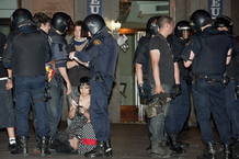 La polic&iacute;a pide la documentaci&oacute;n a un grupo de "indignados" durante el desalojo de la Puerta del Sol.