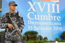 Un polic&iacute;a presta guardia a la afueras del Centro Internacional de Ferias y Convenciones en San Salvador