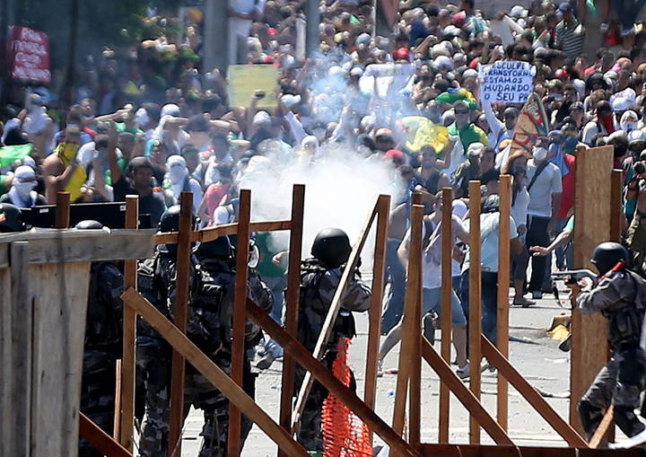 LA POLIC&Iacute;A REPRIME PROTESTA ANTES DEL PARTIDO QUE DISPUTAR&Aacute;N BRASIL Y M&Eacute;XICO