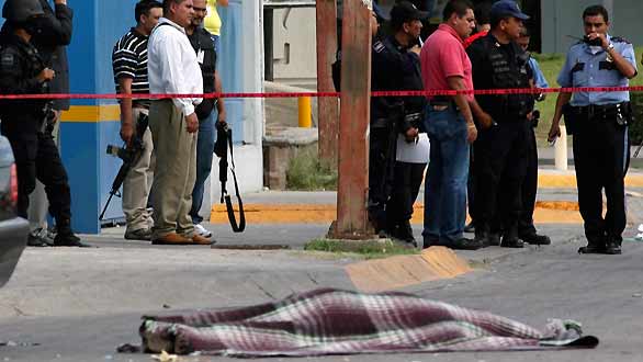 La policía trabaja en la escena de un crimen violento cometido en Ciudad Juarez La policía trabaja en la escena de un crimen violento cometido en Ciudad Juarez