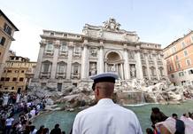 Un policía vigila la fontana de Trevi en Roma para evitar que se repitan más ataques Un policía vigila la fontana de Trevi en Roma para evitar que se repitan más ataques