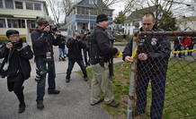 Policías acordonan una casa durante la operación de búsqueda y captura del sospechoso.