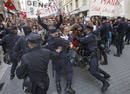 Polic&iacute;as antidisturbios cargan hoy, jueves 29 de marzo de 2012, contra medio m