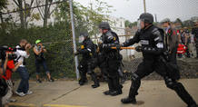 Polic&iacute;as armados contra los 'antisistema'