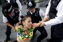 Polic&iacute;as brit&aacute;nicos arrestan a una activista del grupo feminista del FEMEN durante una protesta frente al ayuntamiento de Londres, en Reino Unido, hoy jueves 2 de julio de 2012.