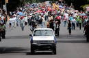 Polic&iacute;as hondure&ntilde;os pasan frente a una marcha de simpatizantes del depuesto presidente hondure&ntilde;o