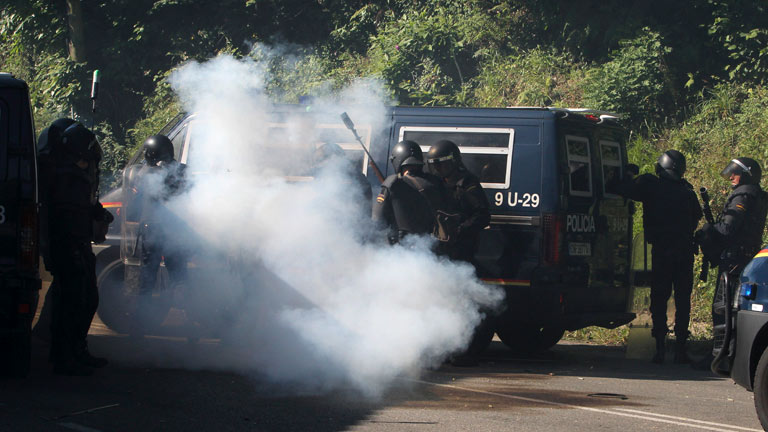 Cuatro polic&iacute;as y tres periodistas heridos en las protestas de los mineros en Asturias