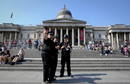 Polic&iacute;as prestan guardia antes del paso de la antorcha ol&iacute;mpica en la plaza Trafalgar de Londres (Reino Unido).