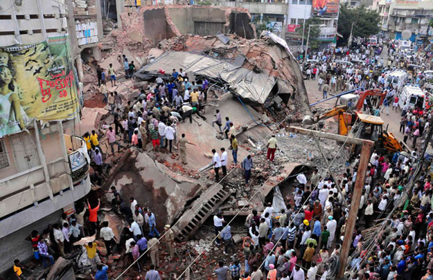 Policías y servicios de rescate buscan a supervivientes entre los escombros del hotel derrumbado en Hyderabad
