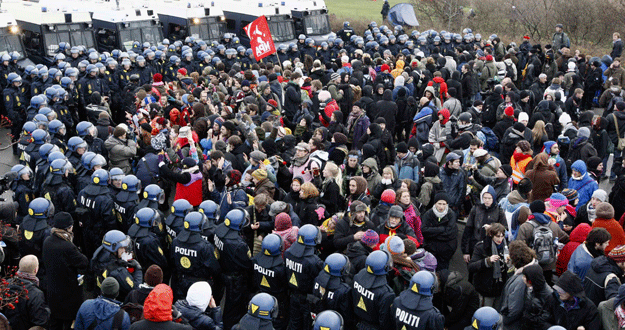 Polic&iacute;as vigilan a los manifestantes de la cumbre de la ONU sobre Cambio Clim&aacute;tico en Copenhague.