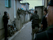 polis-apuntan-ventana