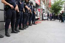 Más de un centenar de policías han frenado la protesta y han vigilado la entrada al acto para evitar que se colaran activistas. Más de un centenar de policías han frenado la protesta y han vigilado la entrada al acto para evitar que se colaran activistas.