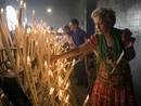 Varios romeros depositan velas en la ermita de la Virgen del Roc&iacute;o.
