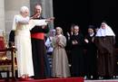 Benedicto XVI saluda a las monjas congregadas en El Escorial