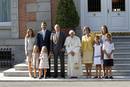El papa posa en La Zarzuela con los reyes, los pr&iacute;ncipes de Asturias y sus hijas, y la infanta Elena y sus hijos
