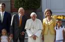 El papa y los reyes de Espa&ntilde;a sonr&iacute;en para los medios gr&aacute;ficos
