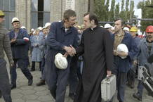Popieluszko-Woronowicz entrando en una f&aacute;brica en huelga